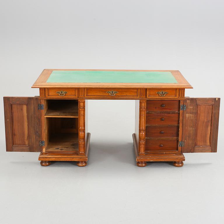 SKRIVBORD. Nyrenässans. 1800-talets slut.