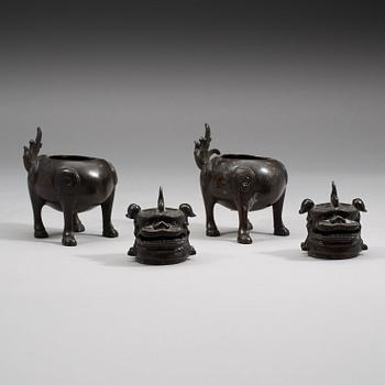 A pair of censers in the shape of buddhist lions, Qing dynasty, 19th Century.