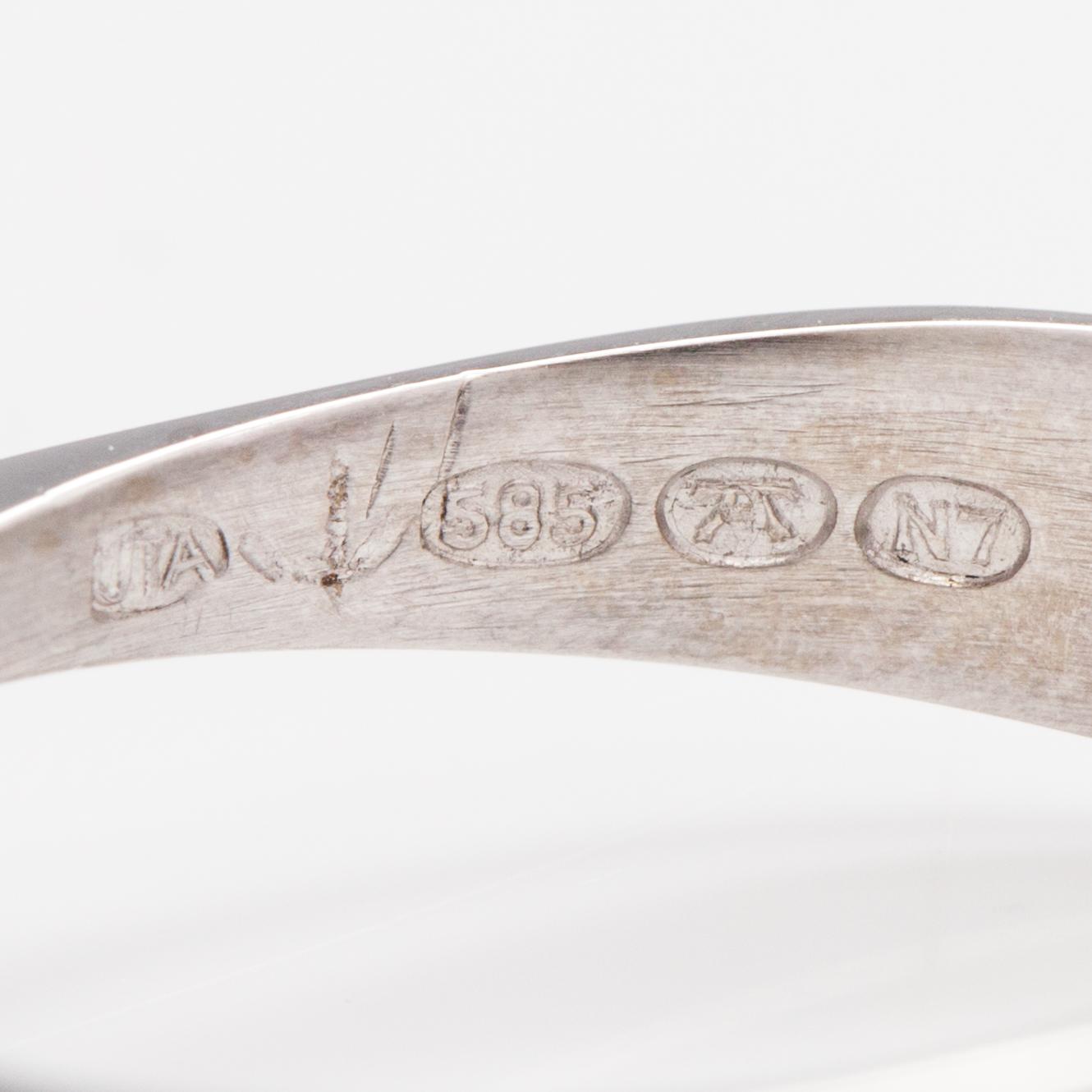 An 18K white gold ring with a ca. 1.10 ct diamond. Luolavuoren Kulta, Turku 1966. With certificate from Kultasarvi.