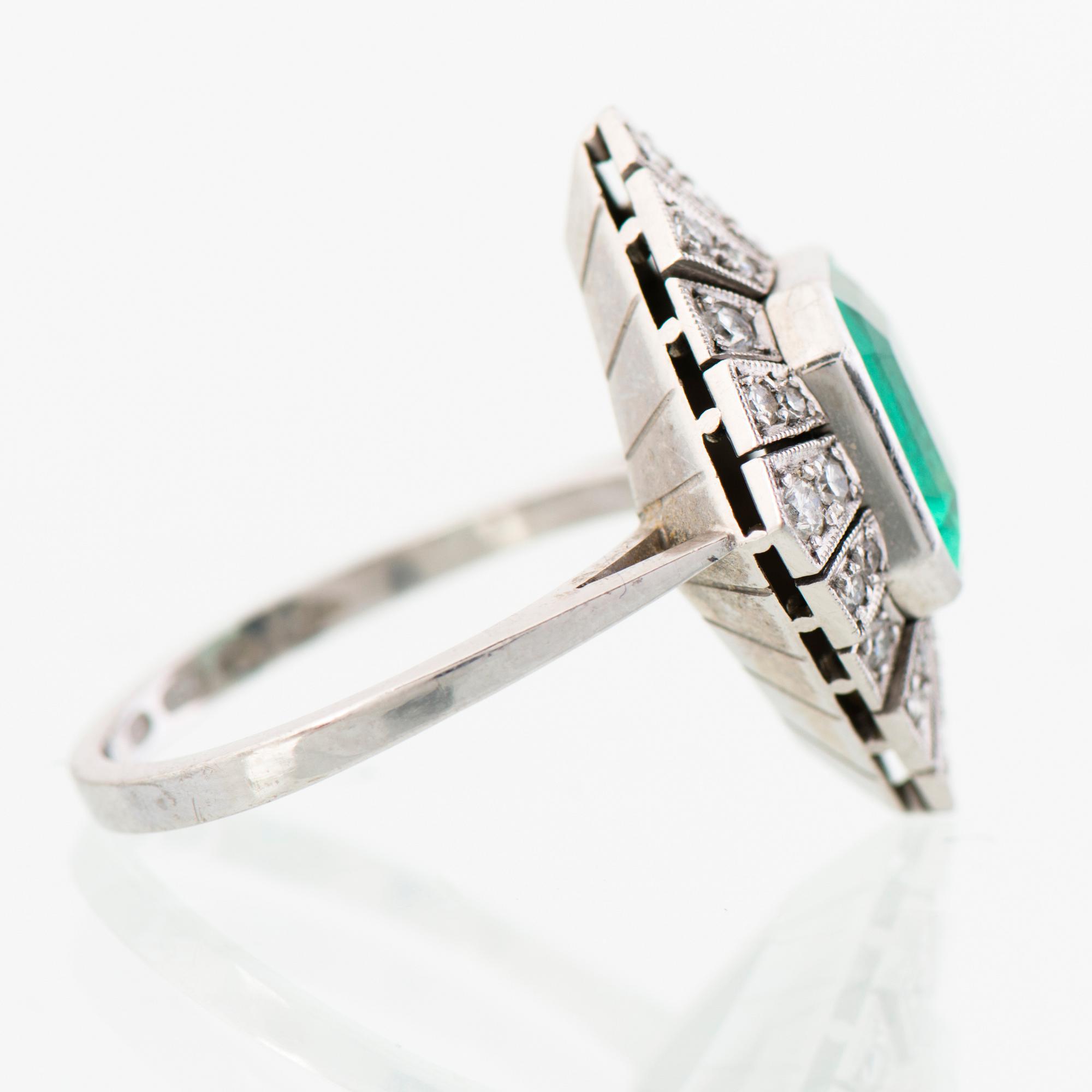 SORMUS, viistehiottu smaragdi, 8/8-hiotut timantit. A. Tillander, Helsinki 1976.