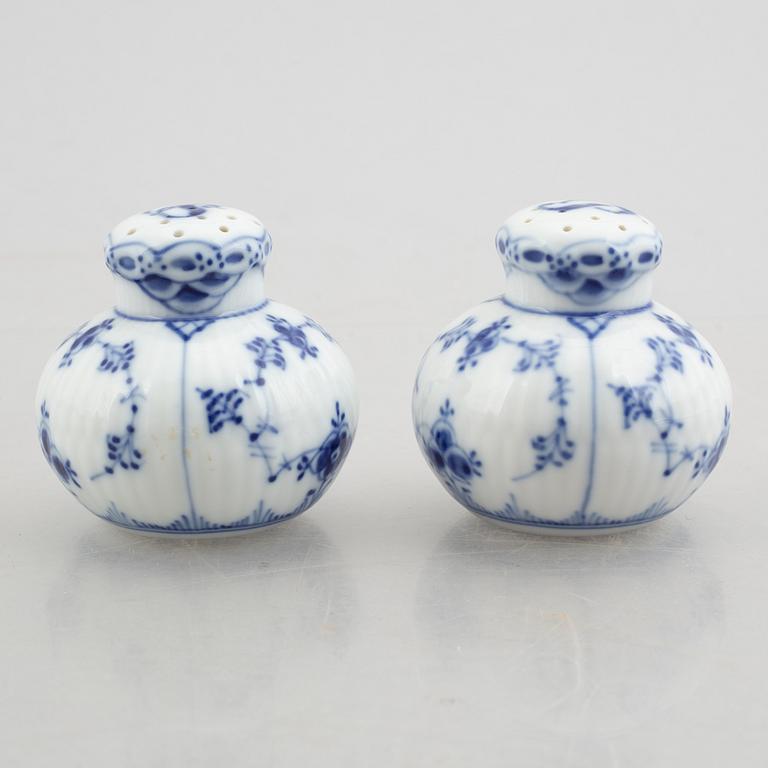 Äggkoppar, tre stycken, ett par salt-/pepparströare, två såssnipor, porslin, "Musselmalet", Royal Copenhagen.