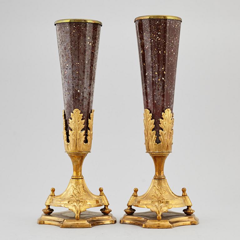 VASER, ett par, empirestil, 1800-tal.