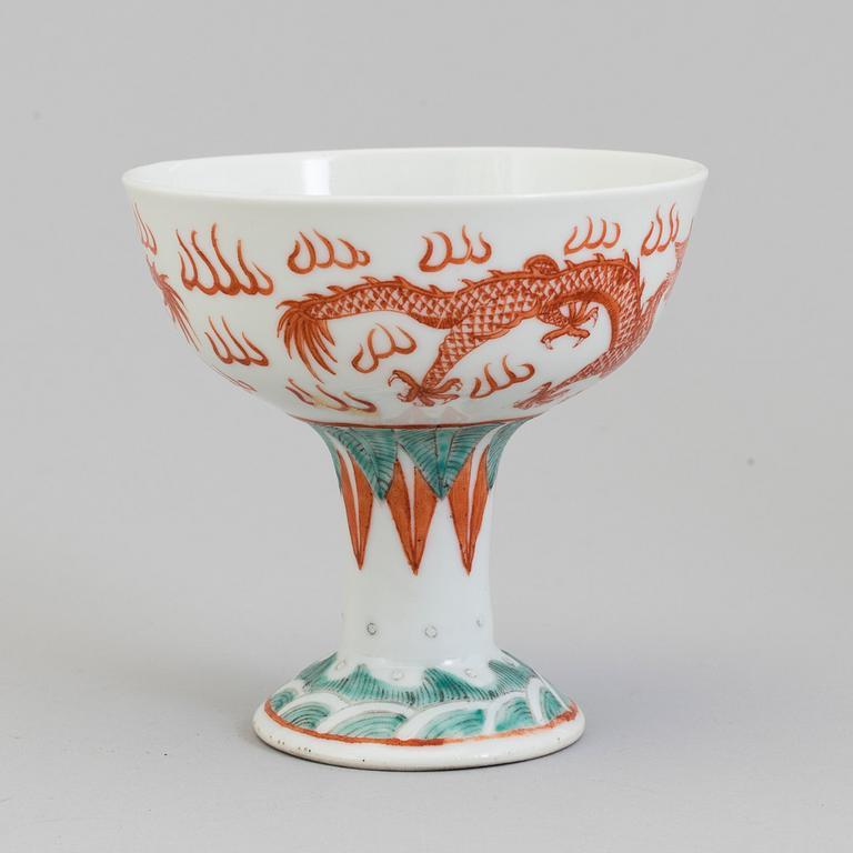 A large porcelain spoon and footed bowl, Qing dynasty, late 19th century.