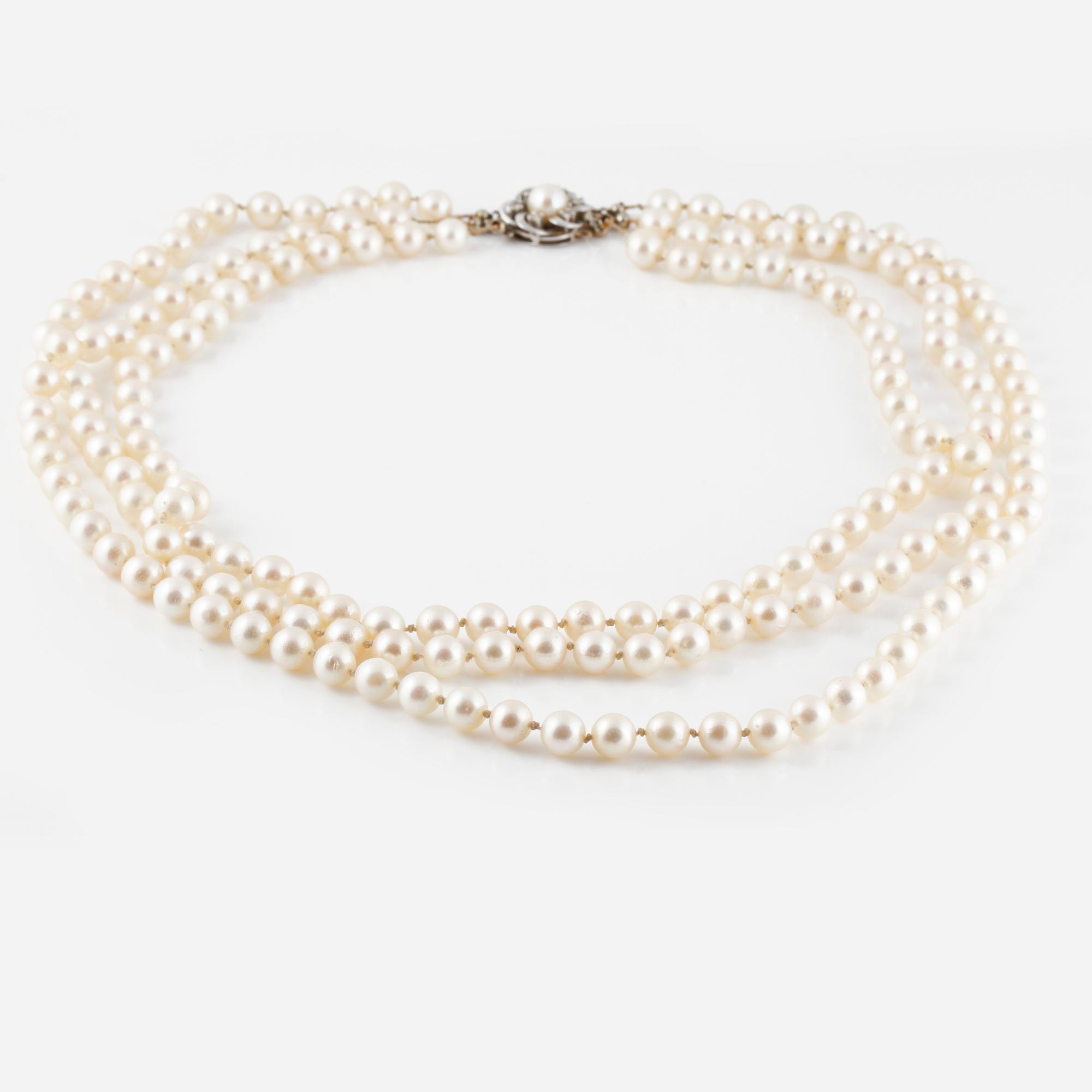 COLLIER, odlade pärlor med lås i 18K vitguld med odlad pärla och 6 briljantslipade diamanter 0.20 ct, importsmplat.