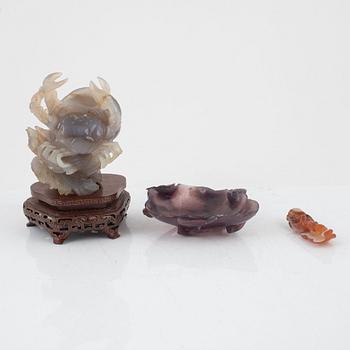 A Chinese brush washer and two figures, quartz and agate, 20th century.