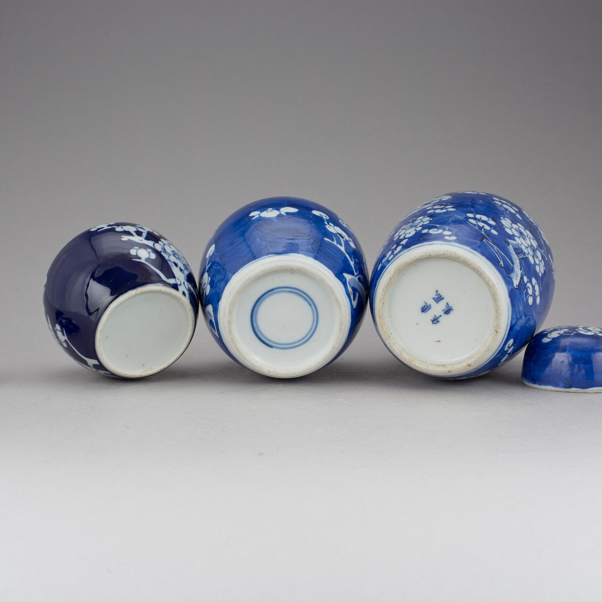 URNOR med LOCK, 3 st. Porslin, Kangxistil, Kina. 1900-tal.