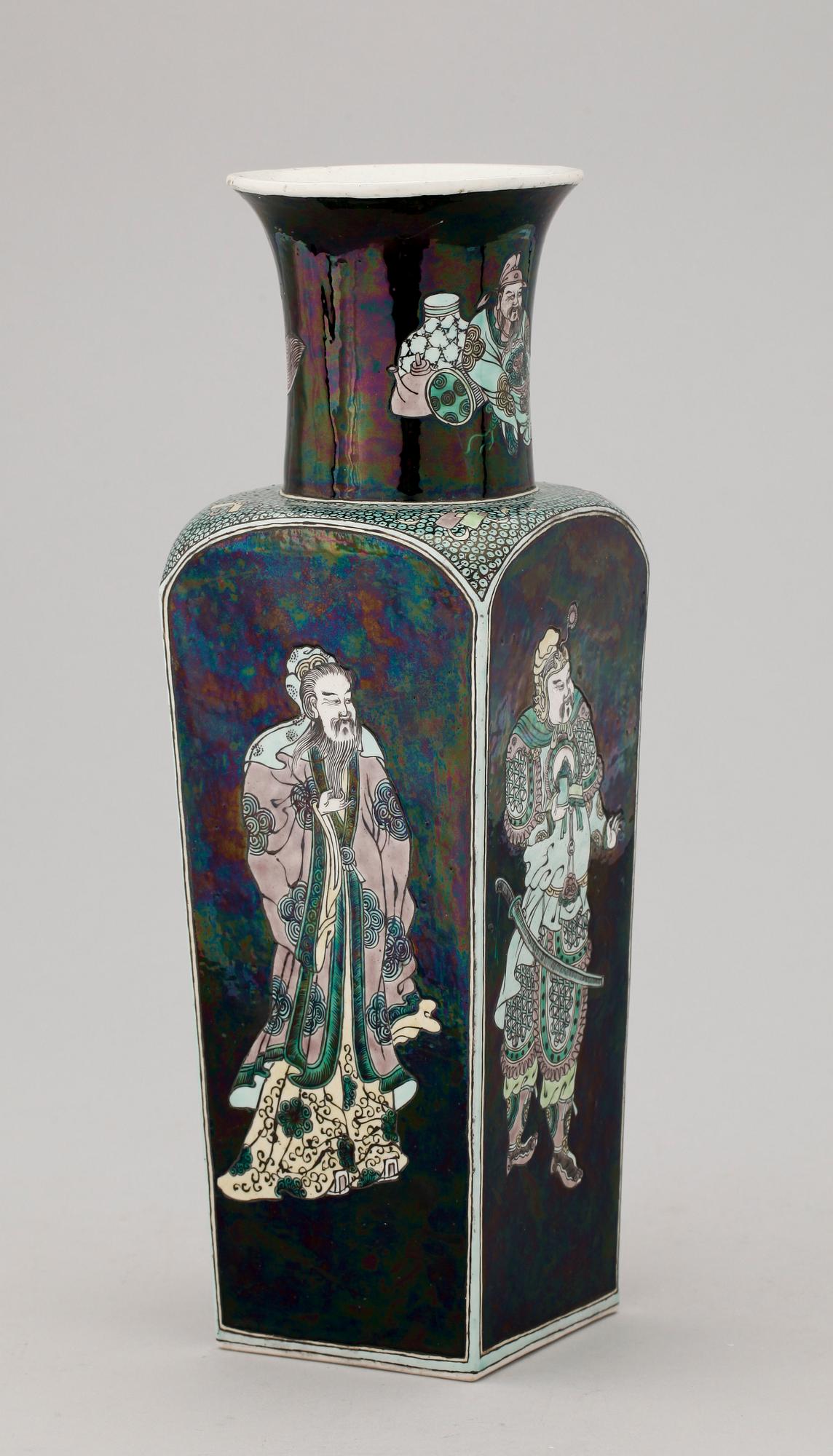 VAS, porslin, Kina, Wushangpu-stil, 1800-tal.