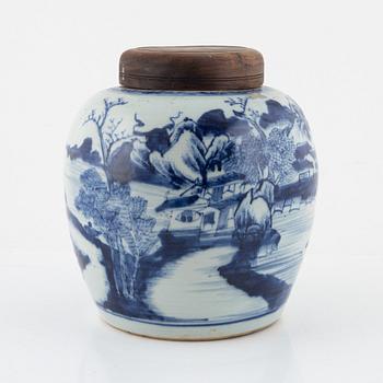 A blue and white porcelain ginger jar, Qing dynasty, 19th century.