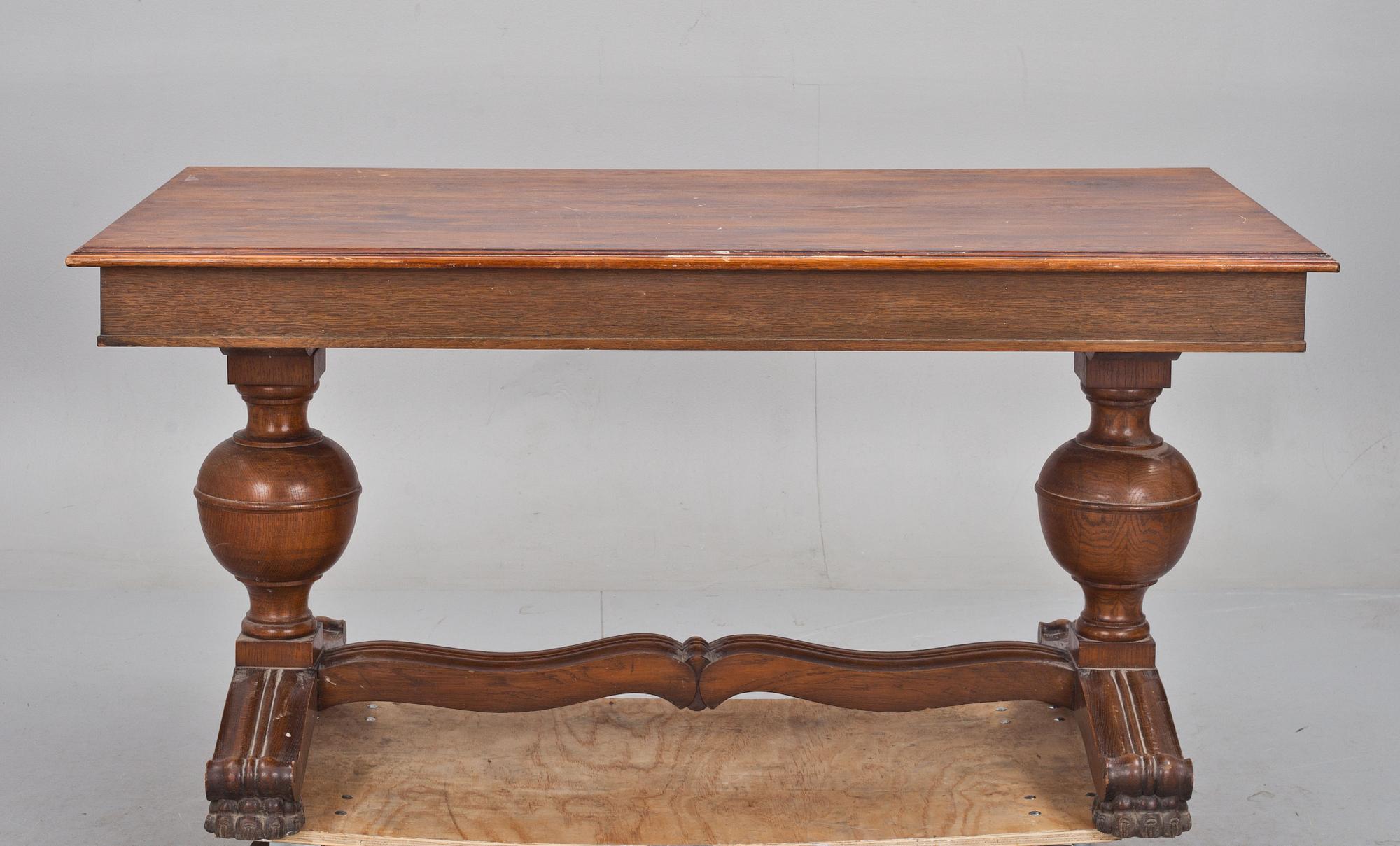 SKRIVBORD, barockstil. 1900-talets första hälft.