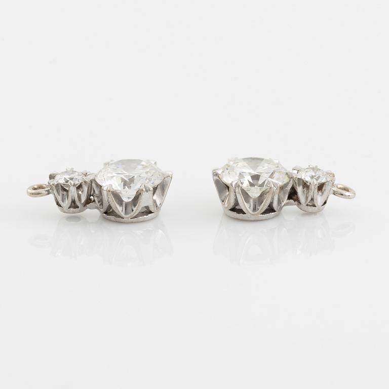 Ett par påhängen 18K vitguld med två runda briljantslipade diamanter.