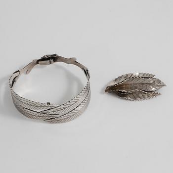 GERTRUD ENGEL, för A Michelsen, Stockholm, 1953, brosch samt armring.