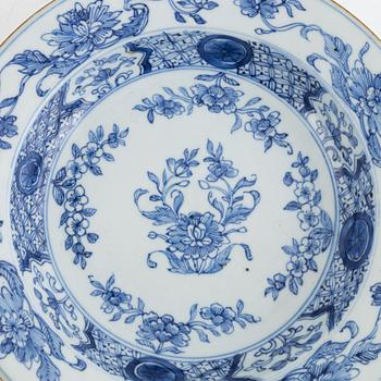 A set of six blue and white soup plates, Qing dynasty, Qianlong (1736-95).