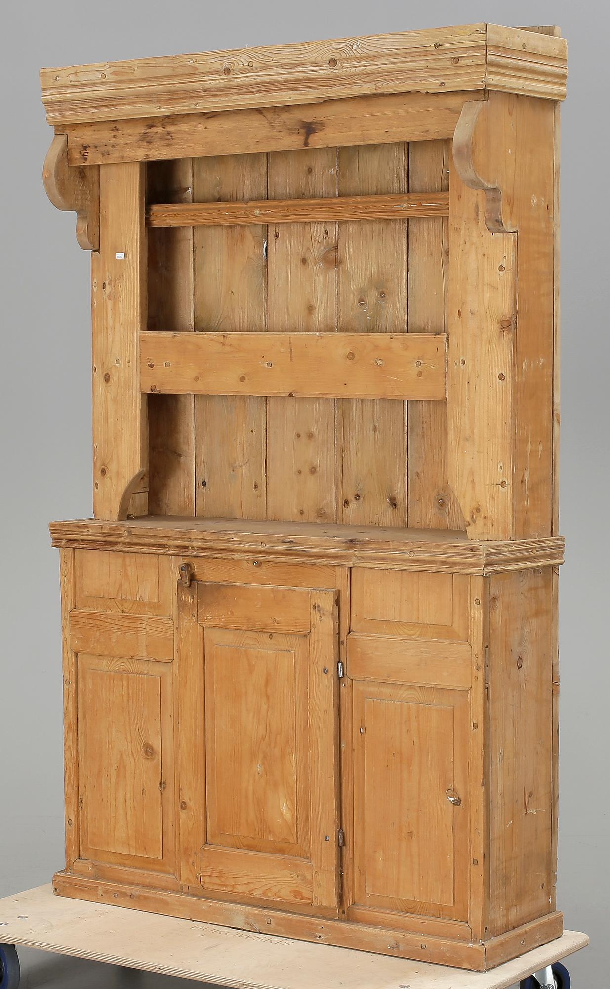 SKÅP MED TALLRIKSHYLLA, allmoge, 1800-tal.