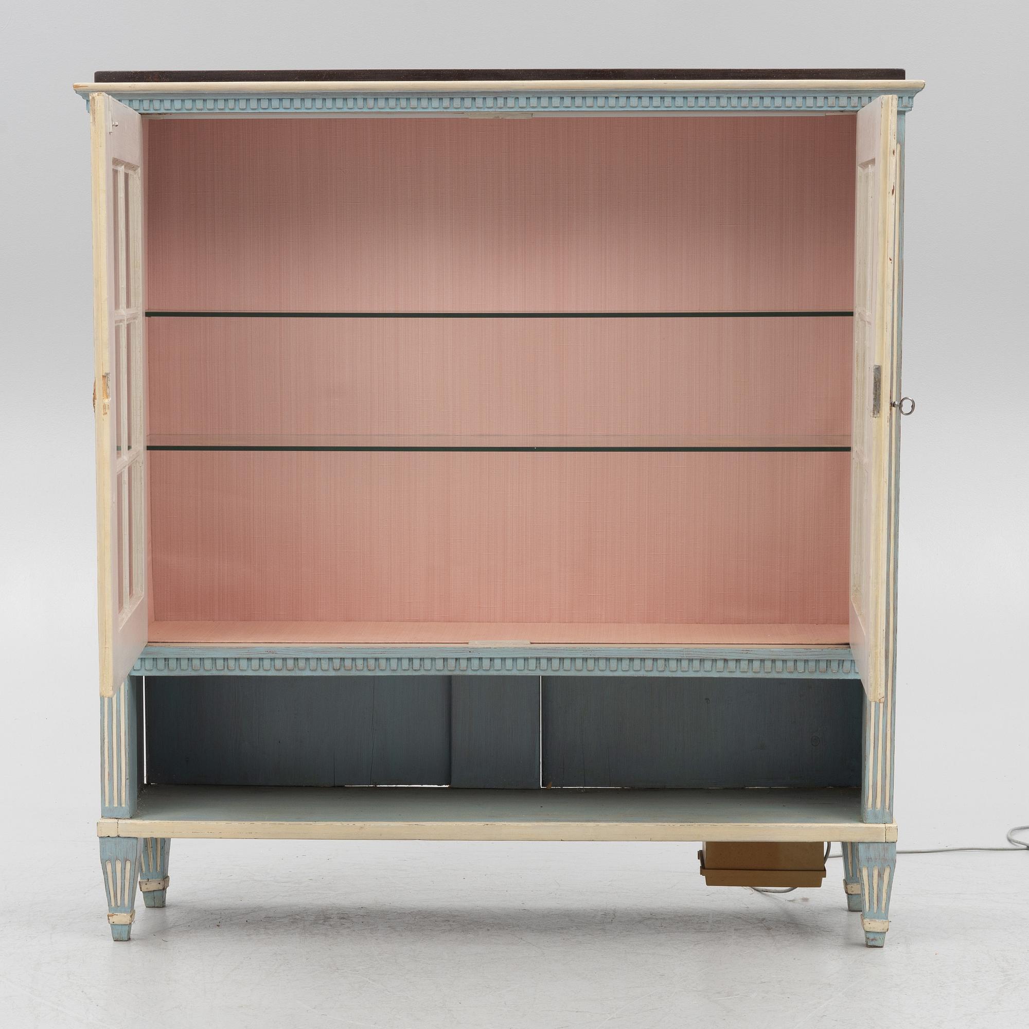 Vitrinskåp, gustaviansk stil, 1900-talets början.