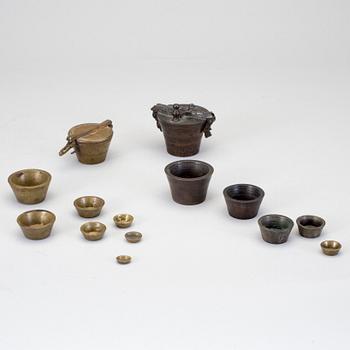 VIKTSATSER, 2 stycken, mässing, en 1700-tal med dubbelslagen datering samt en daterad 1863.