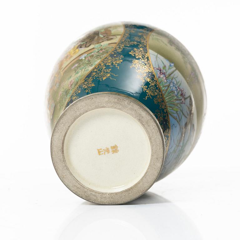 A Japanese Satsuma vase, first part of the 1900s.