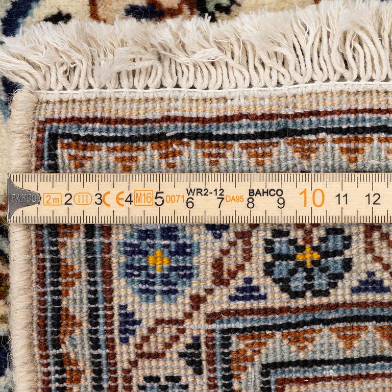 A Keshan carpet, c. 295 x 195 cm.