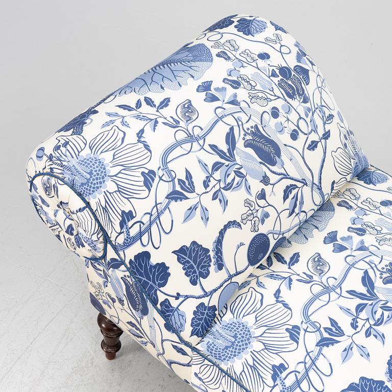 A chaise longue, circa 1900.