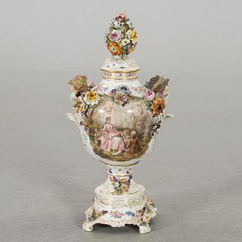 A HUGE PORCELAIN VASE WITH COVER, Germany 20th century.