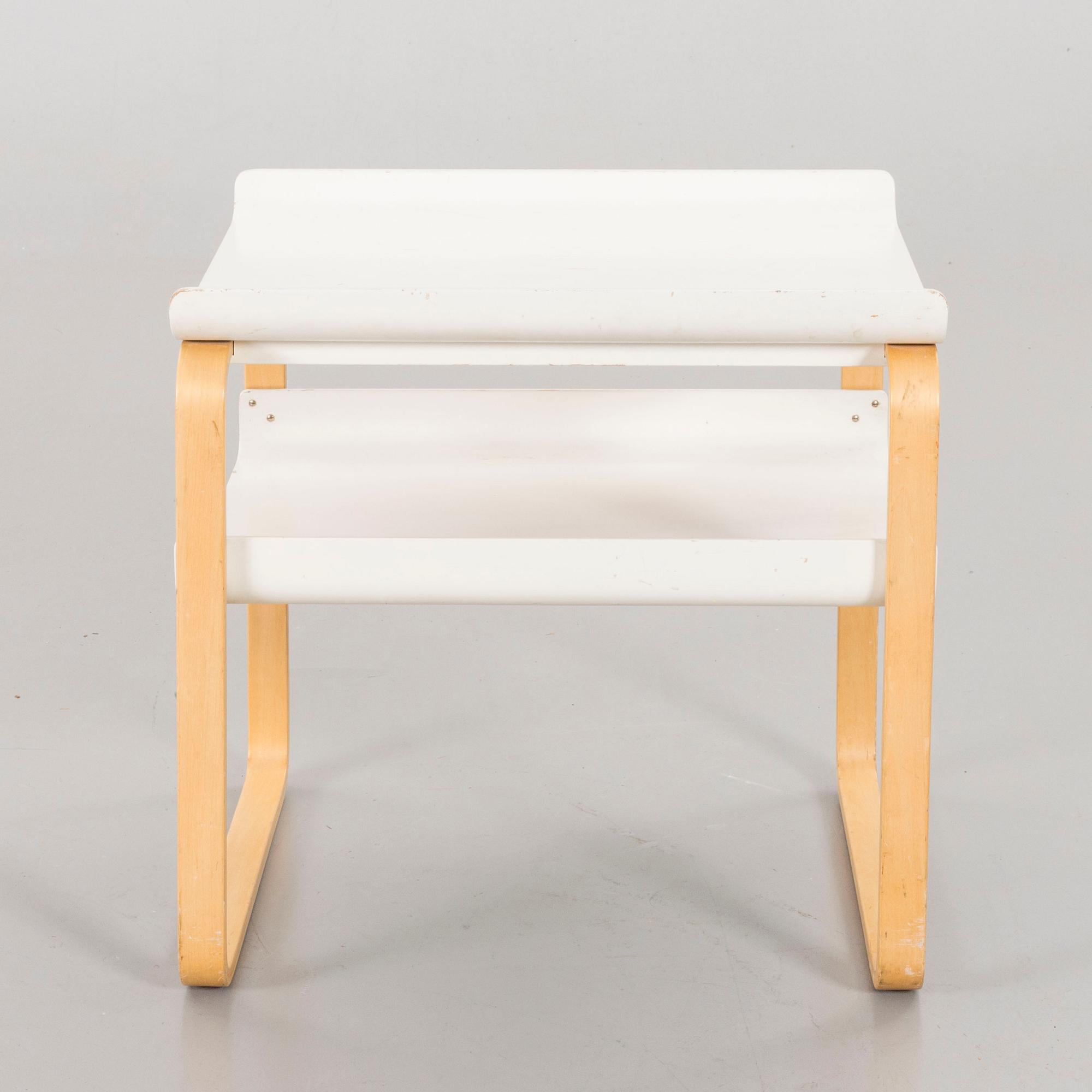 A ALVAR AALTO MODEL 915 SIDE TABLE.
