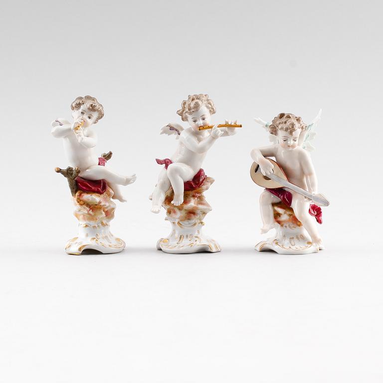 FIGURER, 3 st, porslin, bl a Neapel, 1900-talets första hälft.