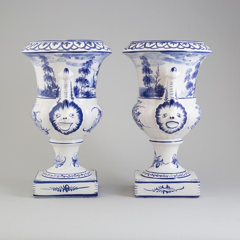 A pair of ceramic flower pots, late 20th century / early 21th century.