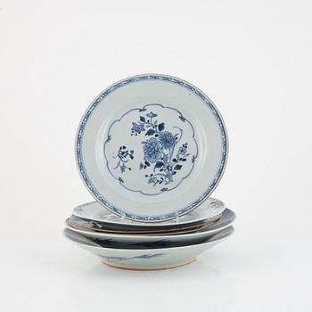 A group of four Chinese blue and white export porcelain plates, Qing dynasty Qianlong (1736-95) and two dishes, 20th cen.