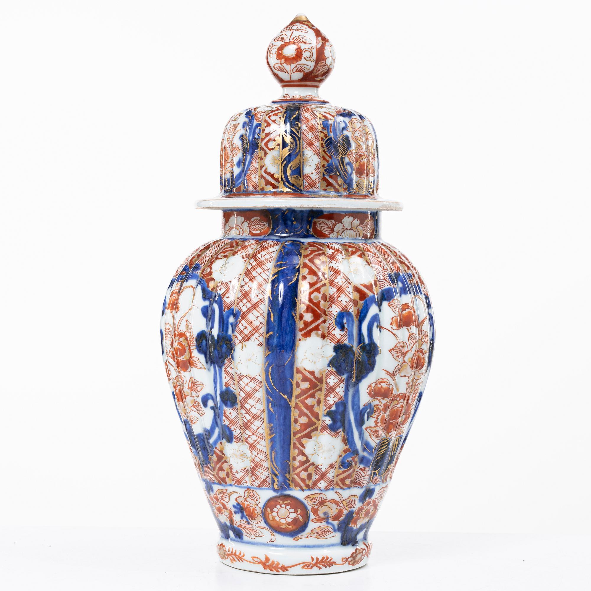 Fat och urna, porslin, Japan, Meiji (1868-1912).