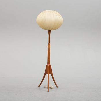 GOLVLAMPA, 1950/60-tal, i teak med textilskärm.