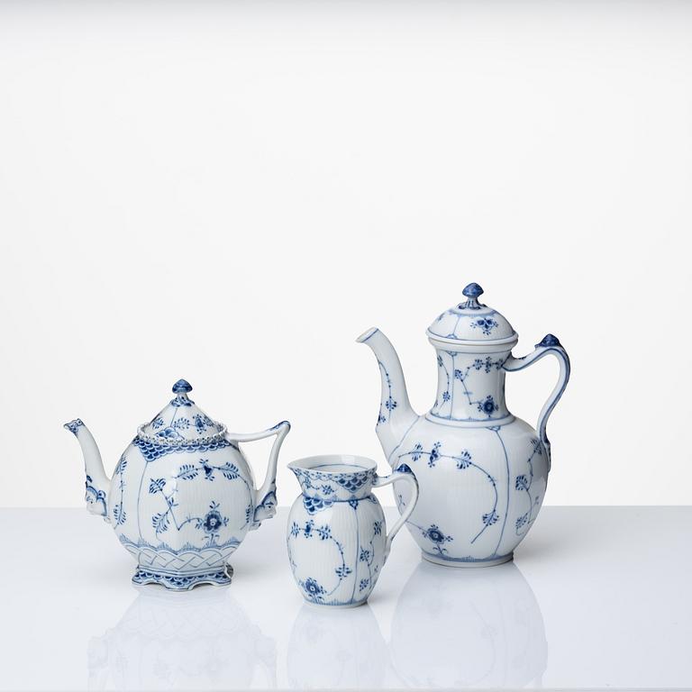 Royal Copenhagen, a 39 pcs 'Musselmalet' porcelain service, Denmark, mixed manufacturing dates, ca 1900 and onwards.