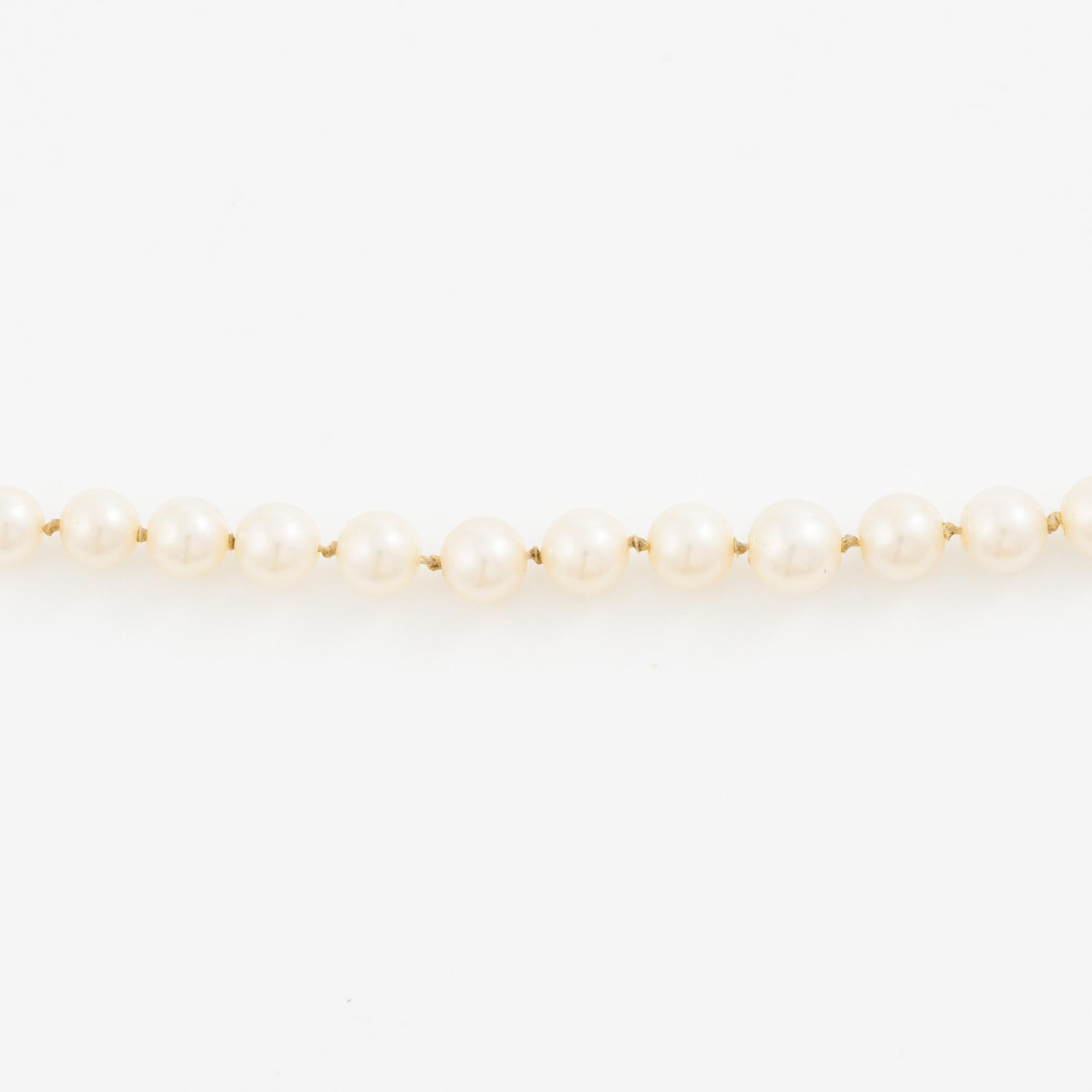Necklace of cultured pearls with a clasp in 18K gold set with a blue stone.