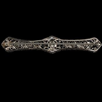 BROSCH, platina med äldre briljantslipade diamanter samt 4 fasettslipade smaragder. Vikt 7 g.