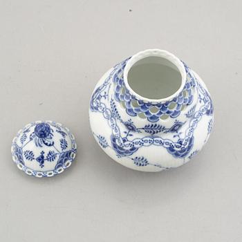 A porcelain "Blue fluted Full Lace"/"Musselmalet", Potpourri jar with cover, Royal Copenhagen, model 1186, 1920's/30's.