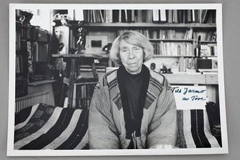 FOTOGRAFIER, 2 st, föreställande Tove Jansson, med dedikation.