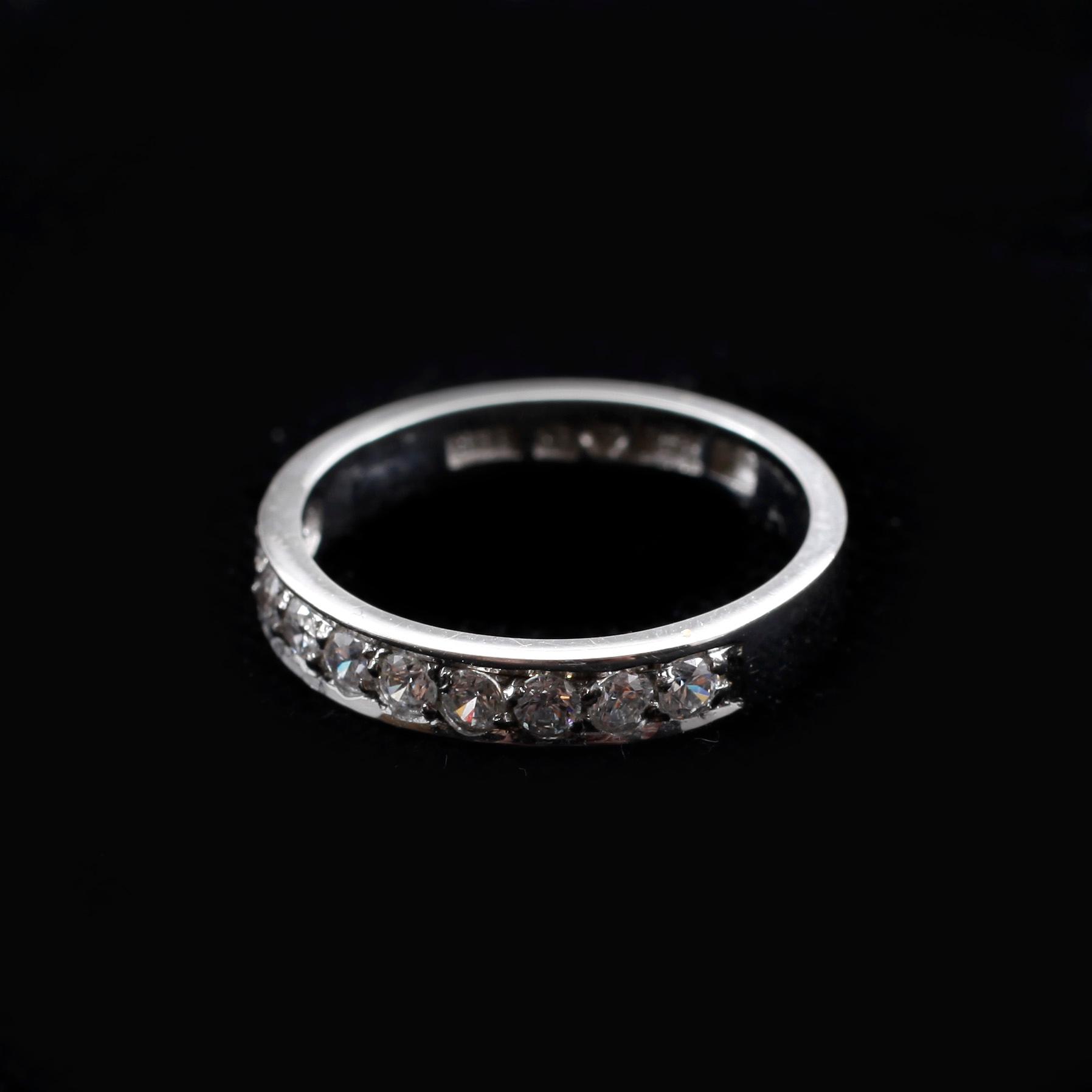 RING, alliansring, 18k vitguld med briljantslipade diamanter tot ca0,40ct. Vikt 3,8g.