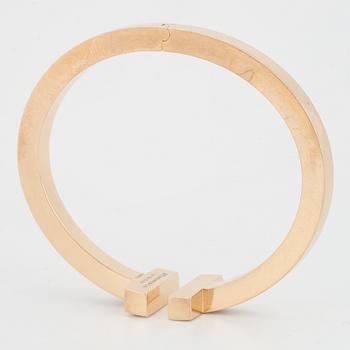 A Tiffany bracelet "T" in 18K rose gold set with round brilliant-cut diamonds.