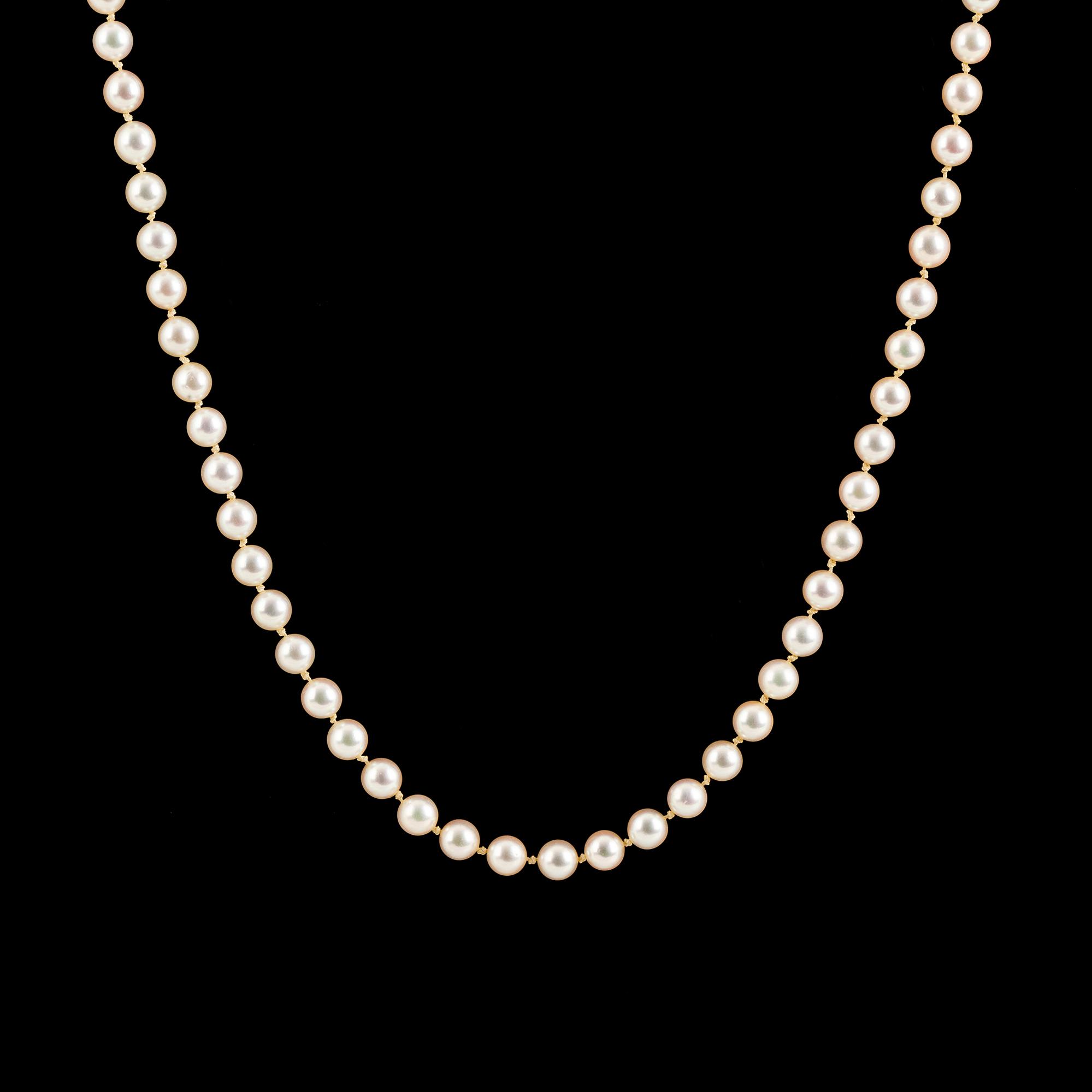 Cultured pearl necklace, clasp silver.