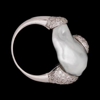 RING, odlad barockpärla med briljantslipade diamanter, tot. ca 0.85 ct.