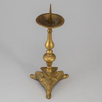 A bronze candlestick, 17th/18th century.