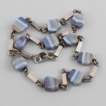 COLLIER, silver samt agater, Arvo Saarela, Enköping, 1960. Vikt 40 g.