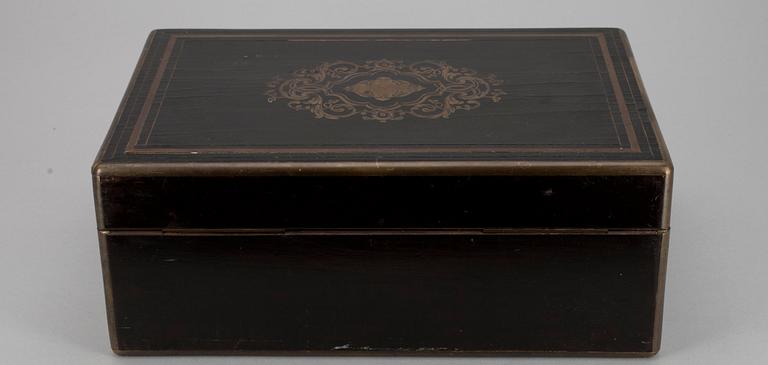 SKRIN, trä samt mässing, TOILETTETILLBEHÖR, 7 delar, silver samt glas, Frankrike 1800-tal.