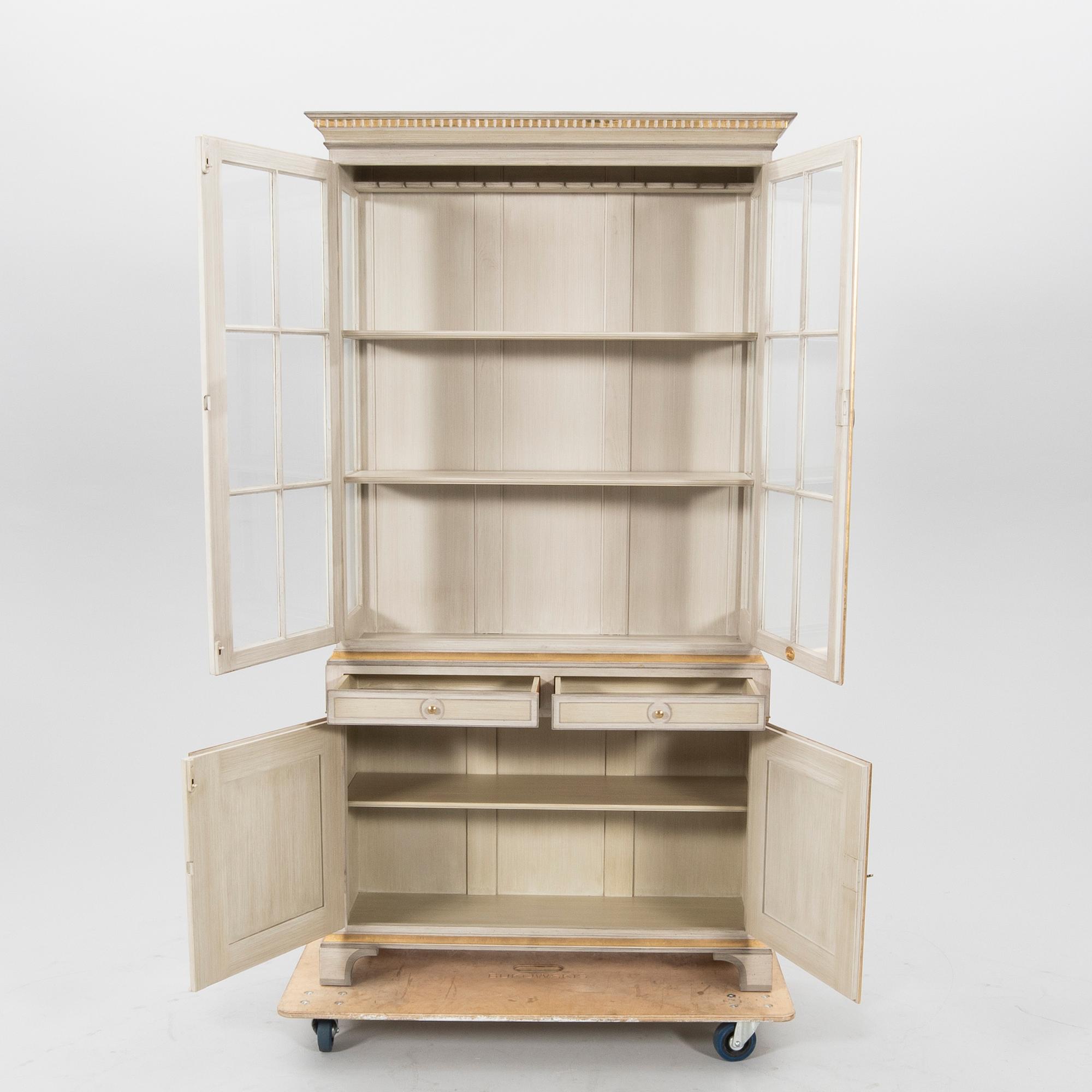 Vitrinskåp "Egeskov" KA Roos 1900-talets andra hälft.