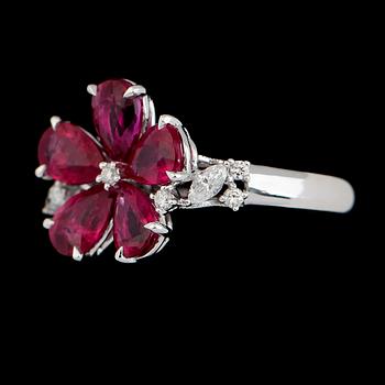 RING, 18K vitguld, rubiner tot ca 2.90 ct, diamanter tot ca 0.20 ct.