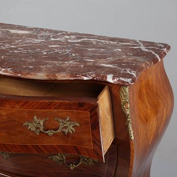 BYRÅ, rokokostil, omkring 1900-talets mitt.