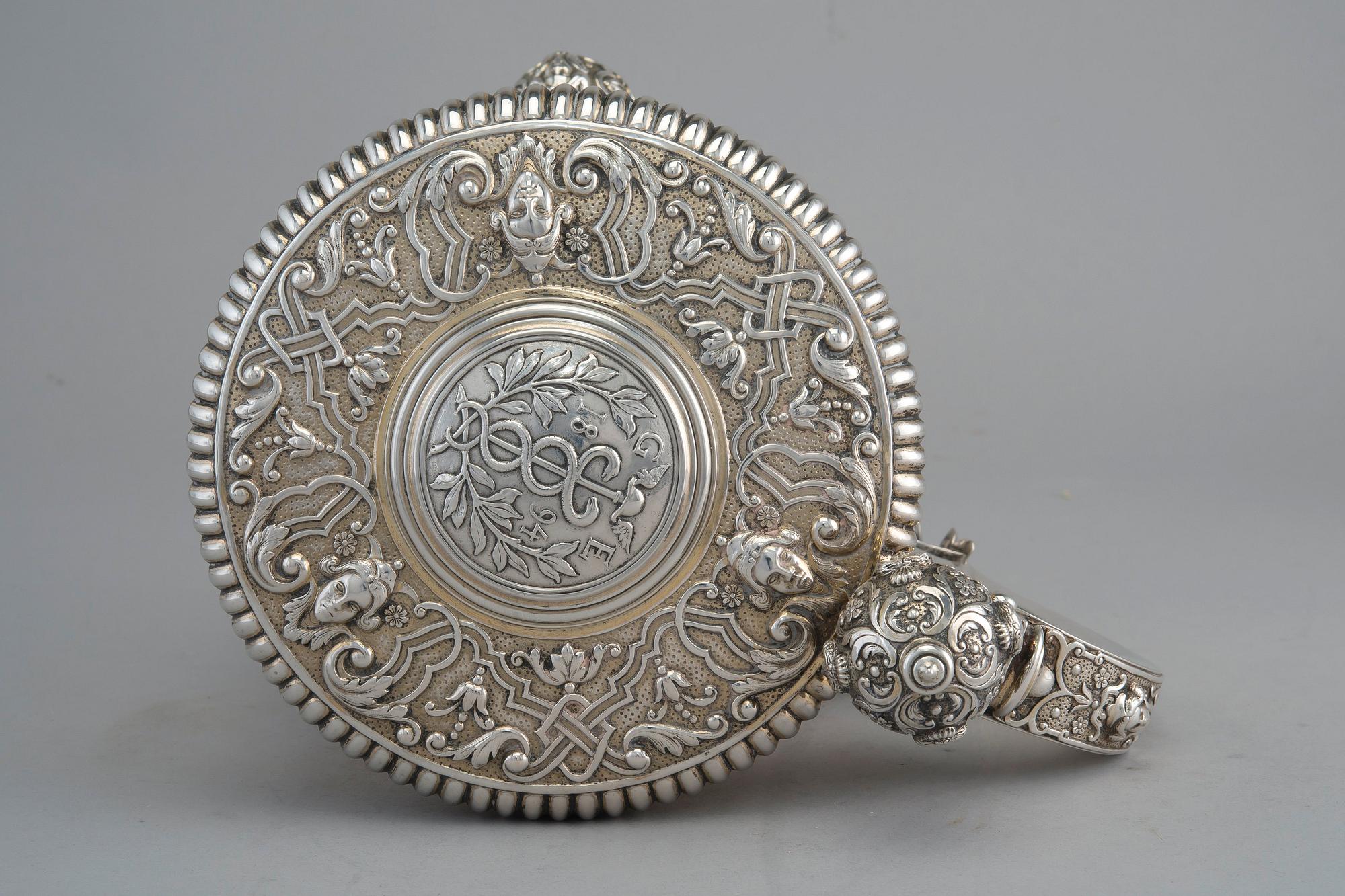TUOPPI, hopeaa. C.G. Hallberg Tukholma 1893. Korkeus 20 cm, paino 1100 g.