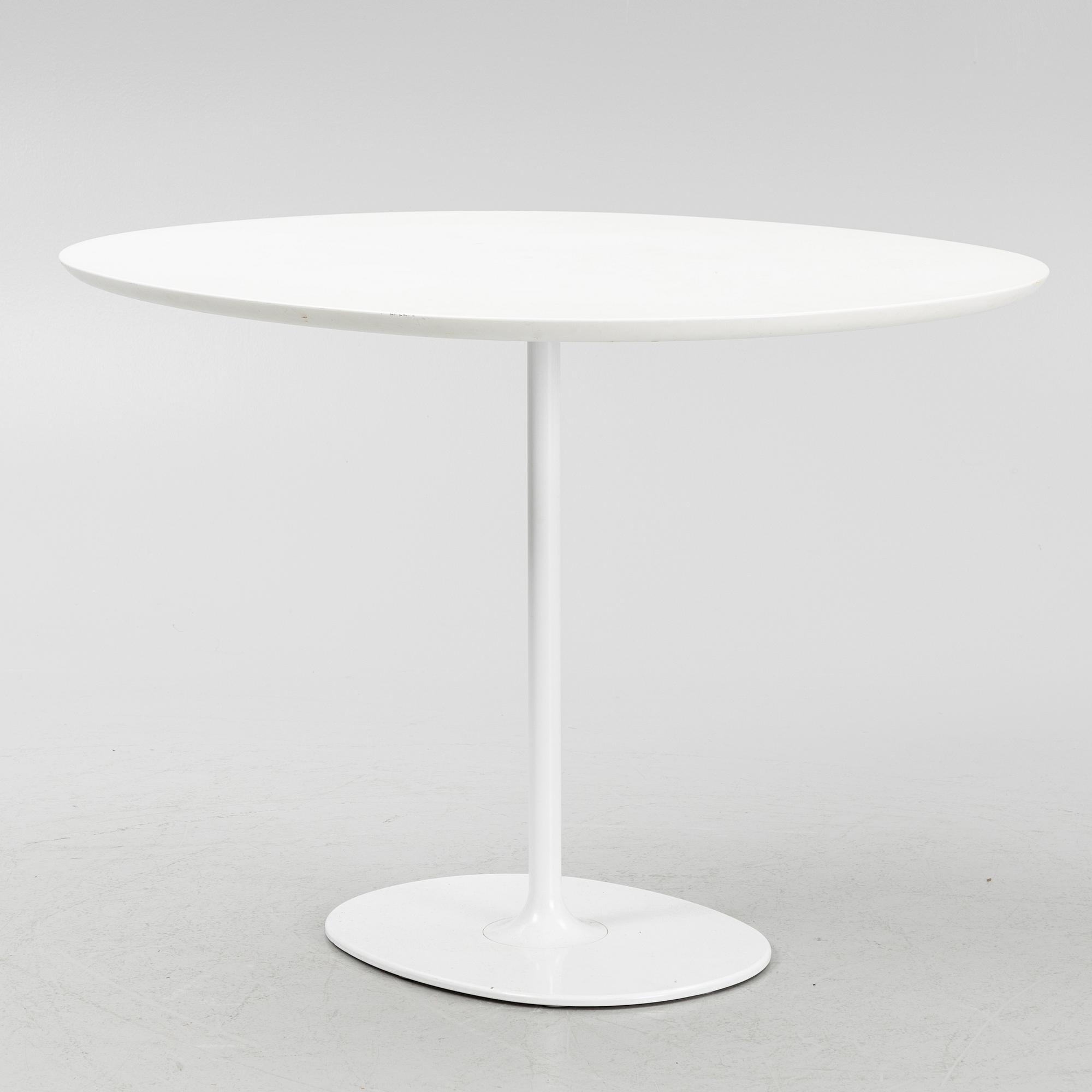 A "Dizzie" table and four "Catifa 46" chairs from Arper.