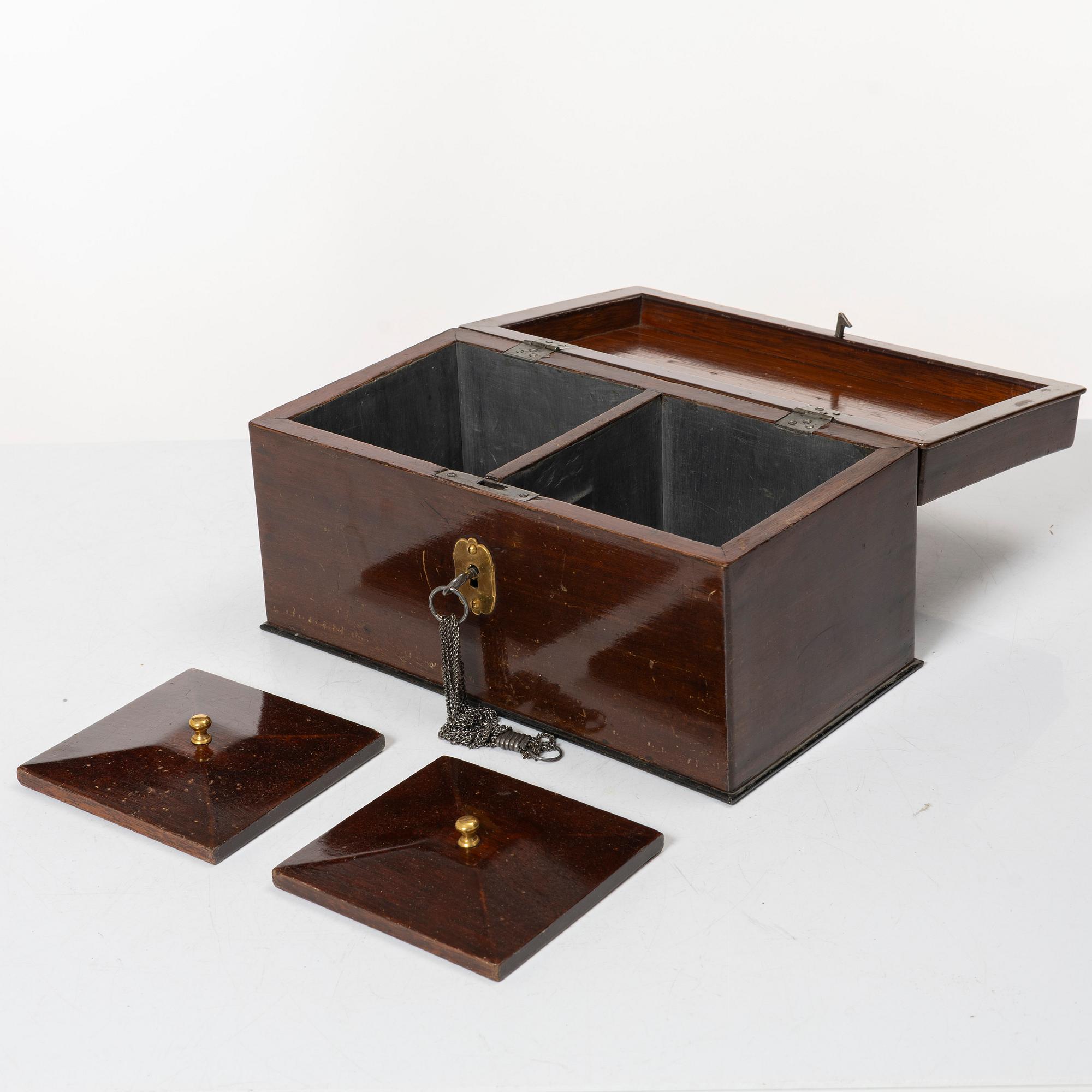 A mahogany box, 19th century.