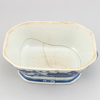 A blue and white tureen, Qing dynasty, Qianlong (1736-95).