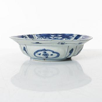 A Chinese blue and white porcelain bowl, 17th century.