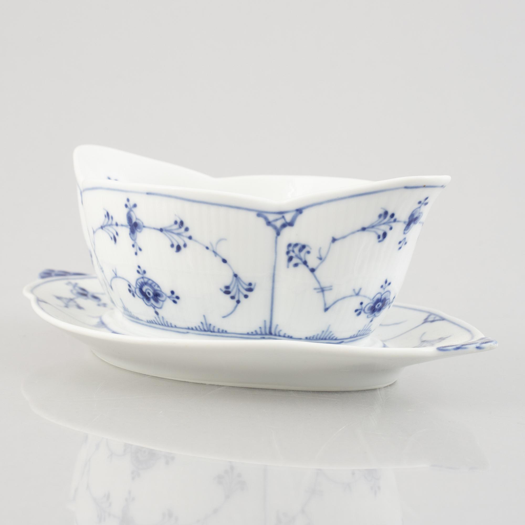 A 'Blue Fluted' / 'Musselmalet rifflet' porcelain sauce boat, Royal Copenhagen, model 204, post 1923.